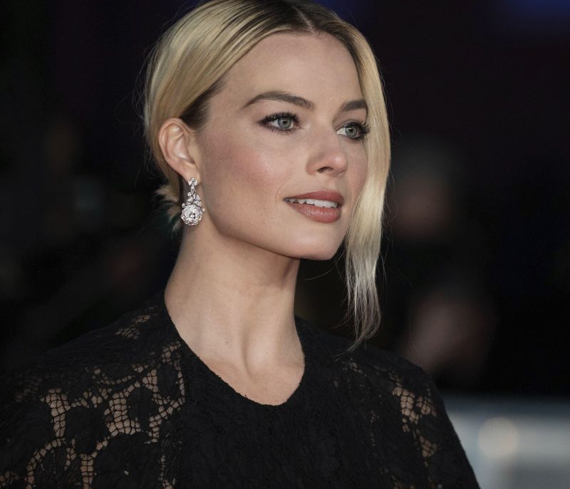 Η Margot Robbie μόλις έκανε μια δραστική αλλαγή στο χρώμα μαλλιών της