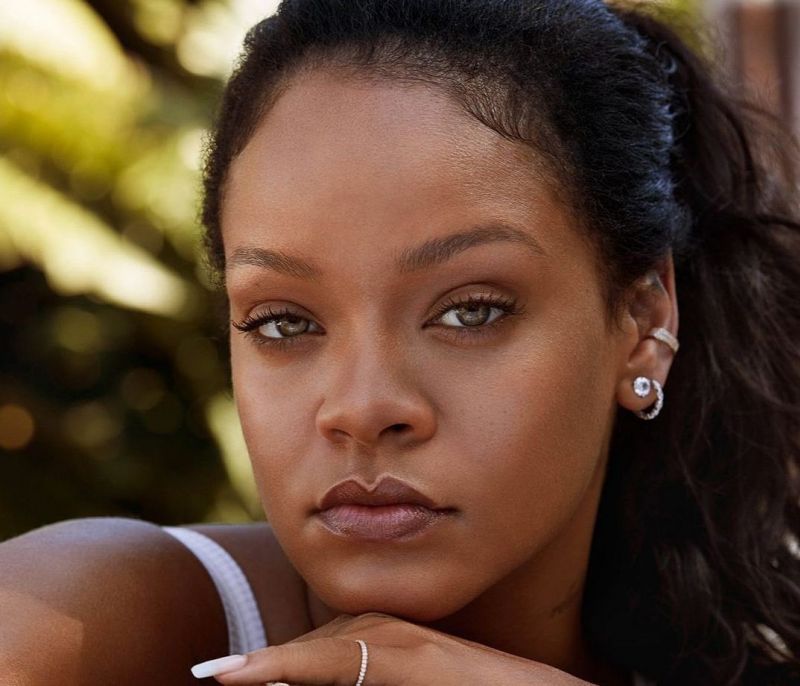 Η Rihanna μετέτρεψε ένα δείγμα πολιτισμού σε ένα άψυχο στυλιστικό αξεσουάρ
