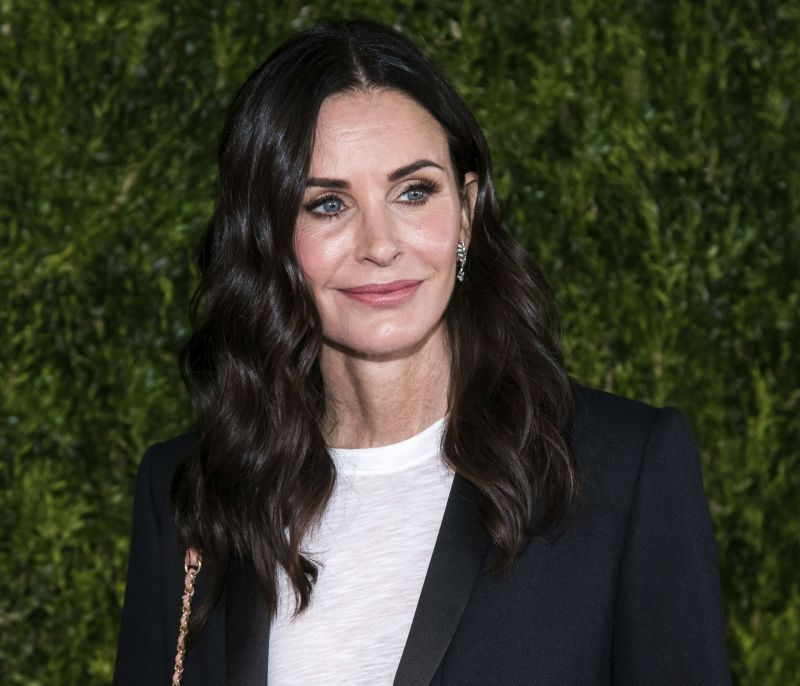 Η Courteney Cox δείχνει βήμα-βήμα το καθημερινό μακιγιάζ της σε ένα πολύ χρήσιμο tutorial