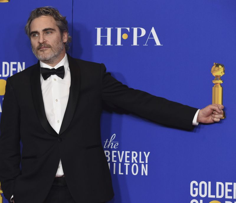 O Joaquin Phoenix απαθανατίζεται για πρώτη φορά με τον πανέμορφο γιο του (video + photos)