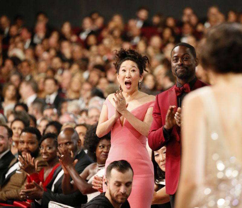 Golden Globes 2021: H Sandra Oh πρωταγωνιστεί στην πιο ξεκαρδιστική στιγμή της βραδιάς (vid+photos)