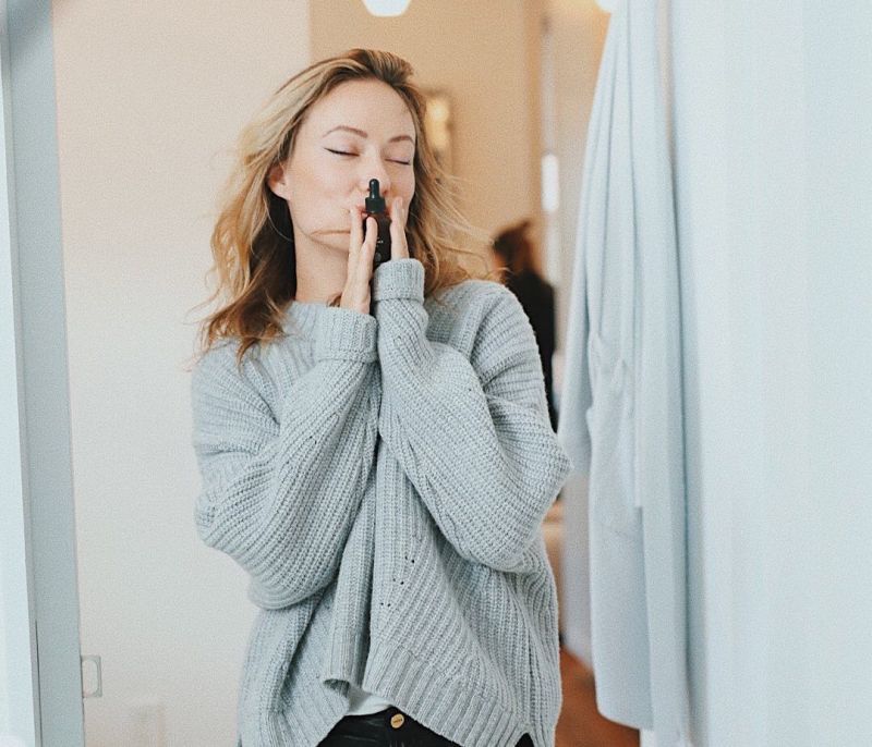 Η Olivia Wilde φόρεσε τα πιο κομψά και οικονομικά sneakers αυτής της σεζόν