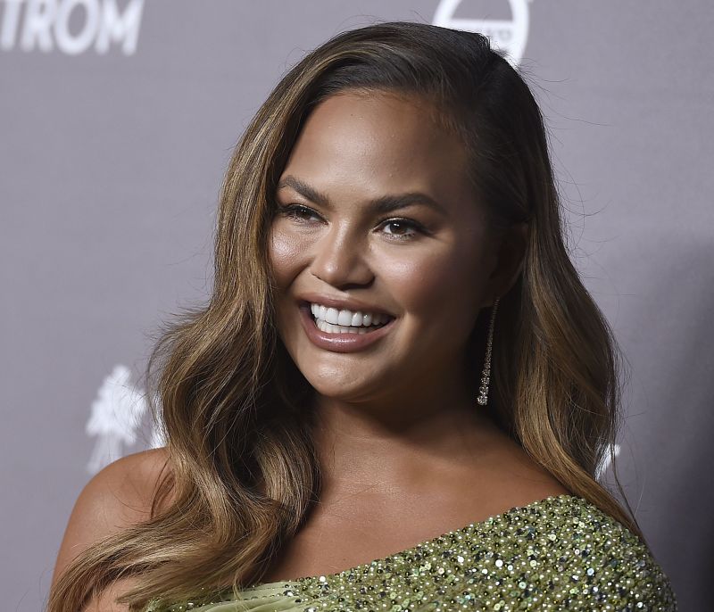 Η Chrissy Teigen συνδύασε τις δύο πιο hot τάσεις της άνοιξης στο μανικιούρ της