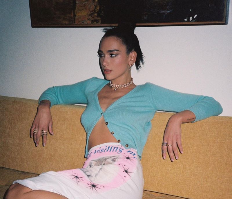 H Dua Lipa έκανε ένα ωραίο twist στο φόρεμά της για να δείχνει πιο ανοιξιάτικο