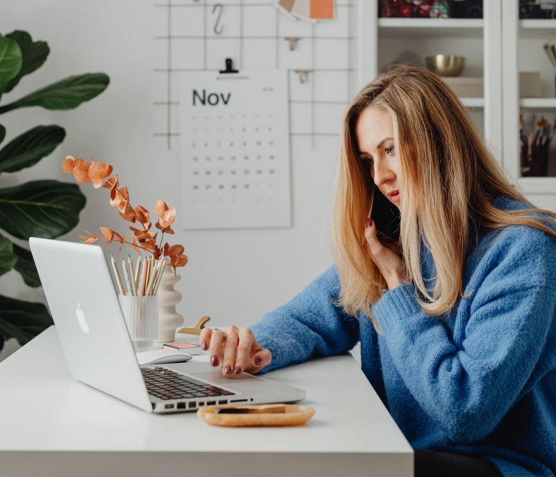 3 tips για να μην επιβαρύνεις τη μέση σου ακόμη κι όταν κάθεσαι ώρες στο γραφείο
