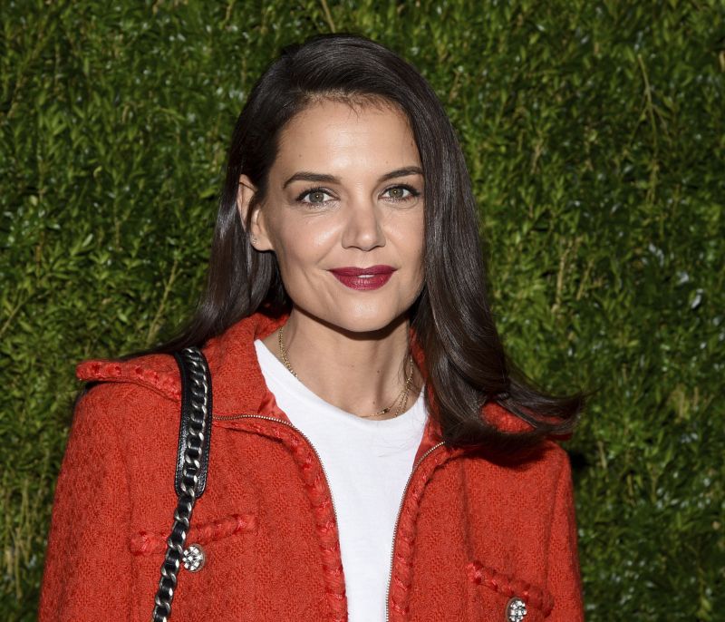 Η Katie Holmes έκανε μια απρόσμενη αλλαγή στο χρώμα μαλλιών της