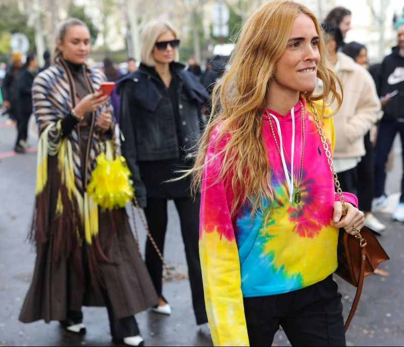 Most Wanted: Tα 5 tie-dye ρούχα και αξεσουάρ που θα κάνουν λίγο πιο trendy τη φετινή άνοιξη