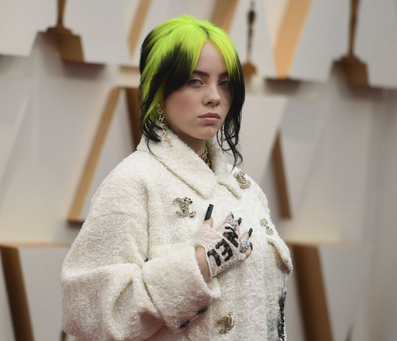 Αγνώριστη! Η Billie Eilish μόλις έκανε μια ριζική αλλαγή στο χρώμα των μαλλιών της