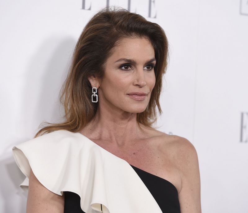 Cindy Crawford: Αυτό είναι το DIY spray προσώπου που χαρίζει λάμψη στην επιδερμίδα της