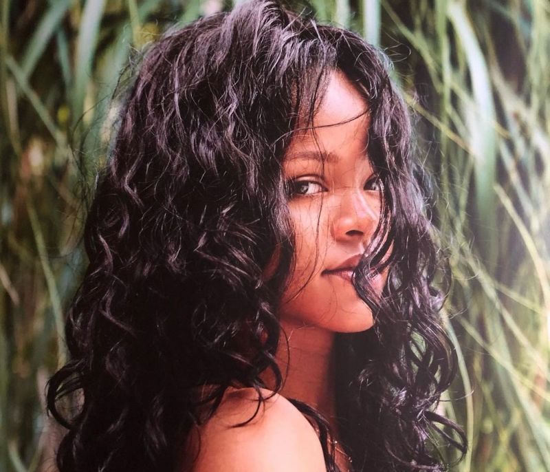 Η φούστα της Rihanna είναι πιο κοντή και από της Sharon Stone στο Βασικό Ένστικτο