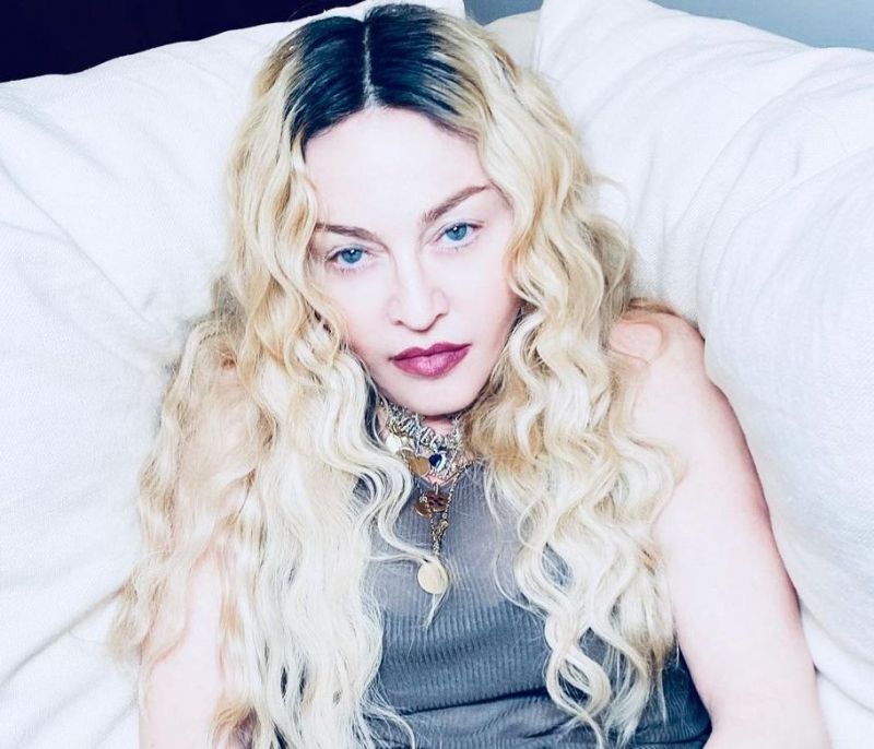 Η 62χρονη Madonna ποζάρει topless - Το πρόσωπό της δείχνει 30 χρόνια νεότερο