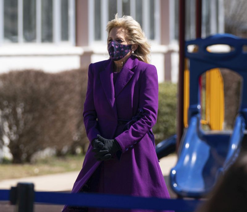 Η ιδιαίτερη εμφάνιση της Jill Biden είναι trending θέμα στα social media