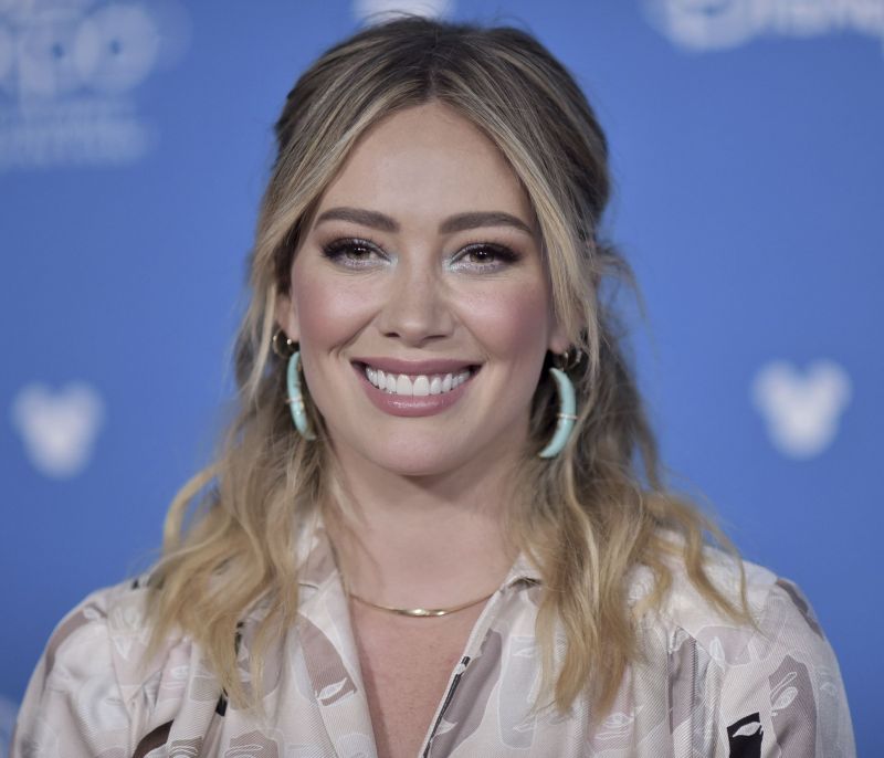 New look! Η Hilary Duff μόλις έκανε μια μεγάλη αλλαγή στα μαλλιά της