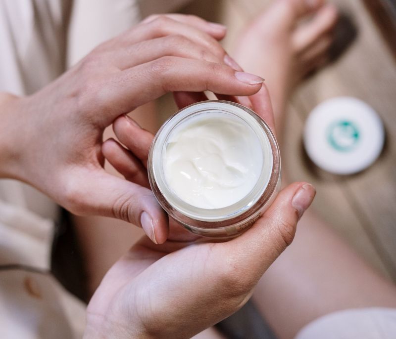 Τι είναι η cold cream και γιατί αξίζει να την εντάξεις στη ρουτίνα ομορφιάς σου;