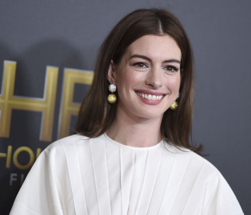 Μάκρυναν οι αφέλειές σου; Χτένισέ τις όπως η Anne Hathaway