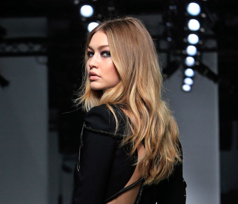 3 μυστικά της Gigi Hadid για πολύ μακριά και λαμπερά μαλλιά