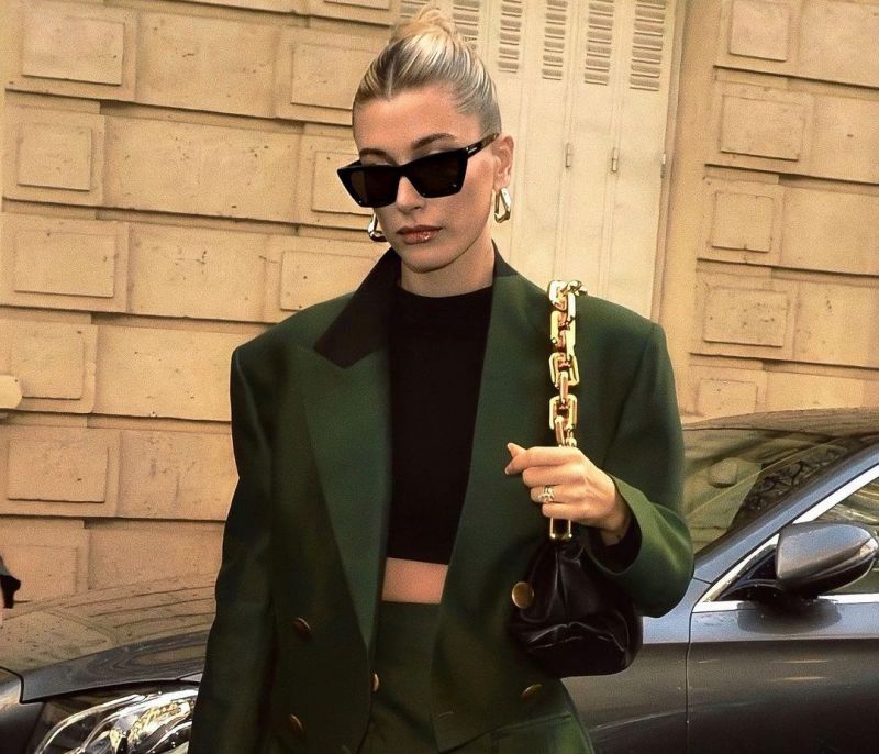 Το skirt suit είναι το trend που θα σου δώσει κομψότητα στις βόλτες σου