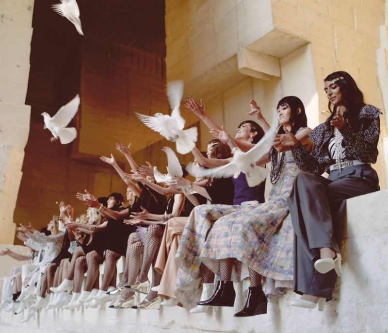 Chanel Cruise 21/22: Mια συλλογή επηρεασμένη από ταινία του Cocteau αναβαθμίζει τα ασπρόμαυρα looks