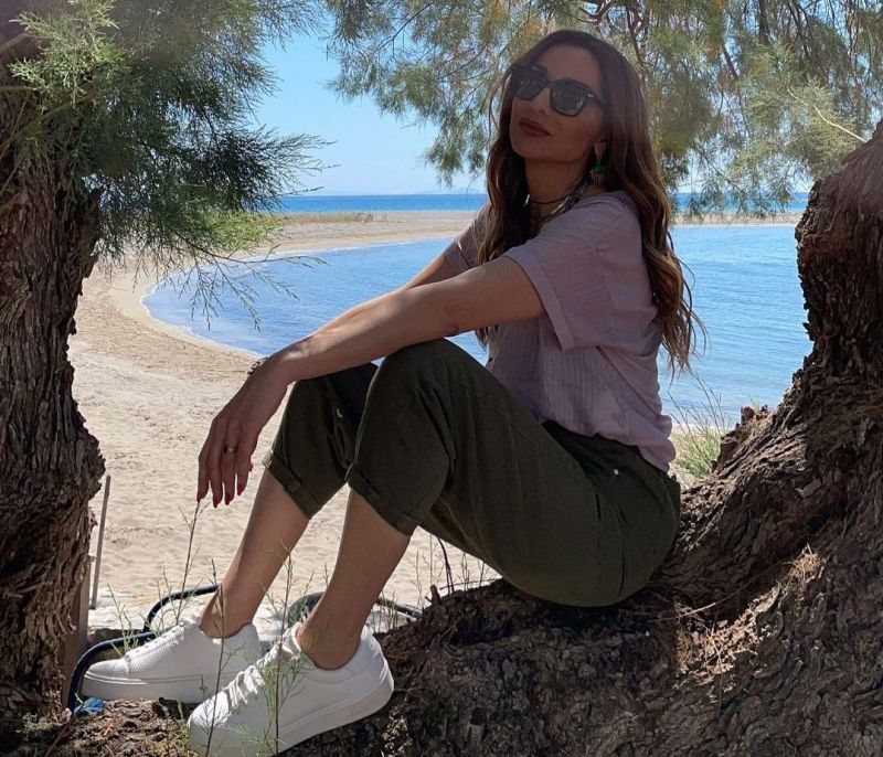 Η Δέσποινα Βανδή πήγε στην Κρήτη και εντυπωσίασε με τις αναλογίες της