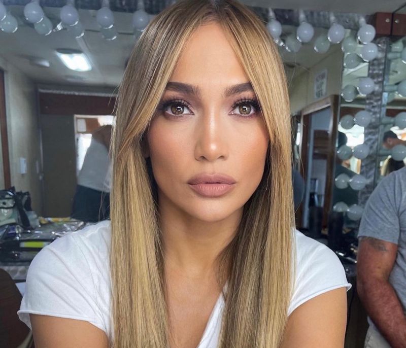 Curtain bangs: Η Jennifer Lopez υιοθέτησε το πιο hot κούρεμα του 2021