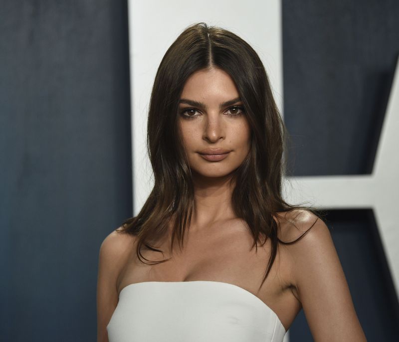 Το μυστικό της Emily Ratajkowski για μαλλιά με μεταξένια απαλότητα