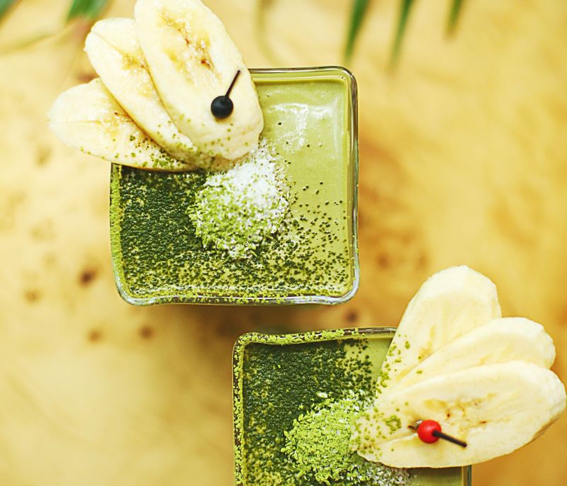 Το πιο δροσιστικό smoothie με σπιρουλίνα και γάλα καρύδας (video)