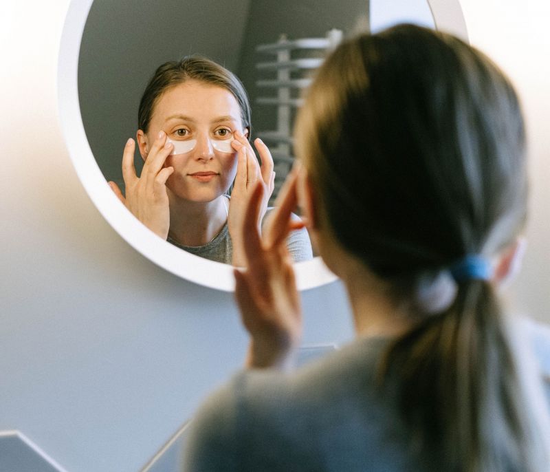Βιταμίνη Κ: Ο απόλυτος skincare «σύμμαχος» για την καταπολέμηση των μαύρων κύκλων