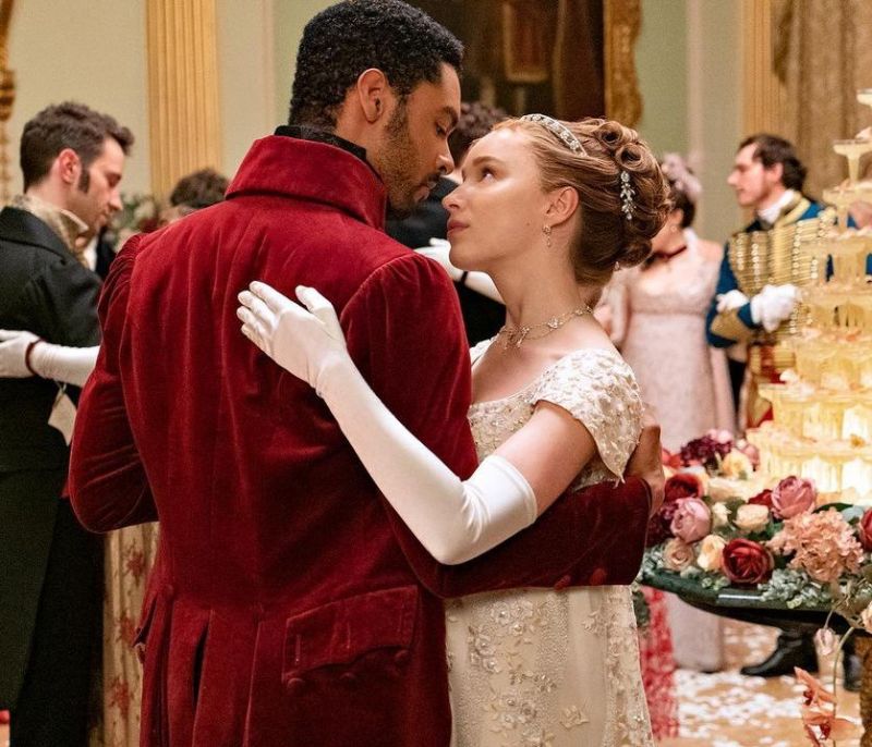 Phoebe Dynevor: Ο Δούκας του Χέιστινγκς θα συνεχίσει να είναι μέρος του Bridgerton