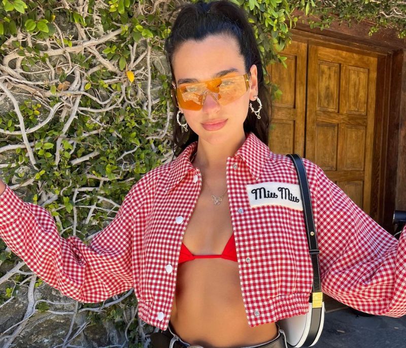 Dua Lipa: Βρήκε το κόλπο να είναι sexy στις διακοπές με το σορτσάκι που έχεις στην ντουλάπα σου
