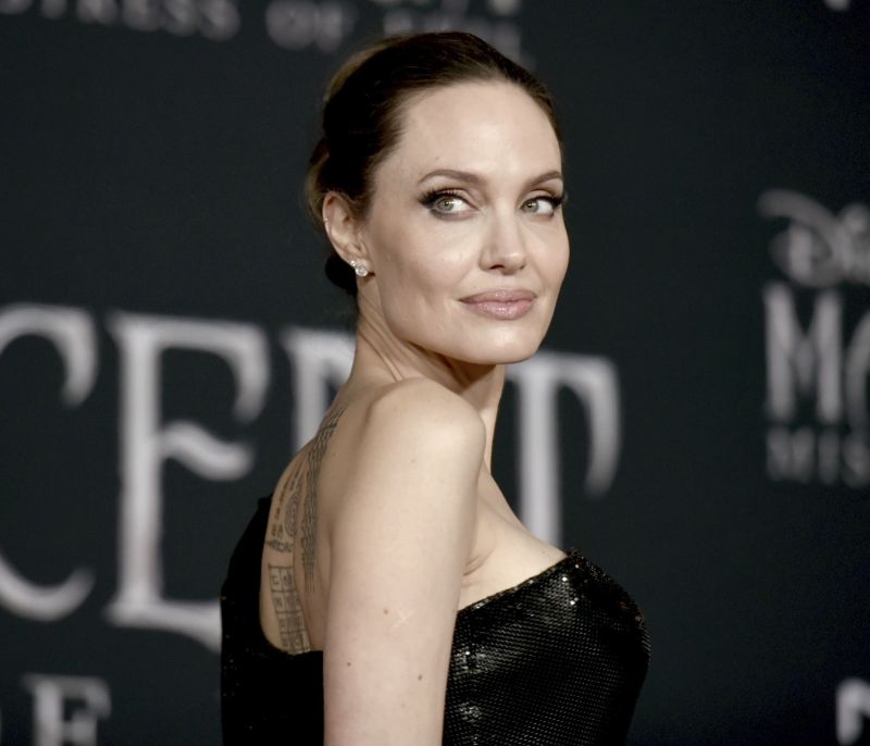 Η Angelina Jolie στο σπίτι του πρώην της με ένα μπουκάλι κρασί στο χέρι (video)