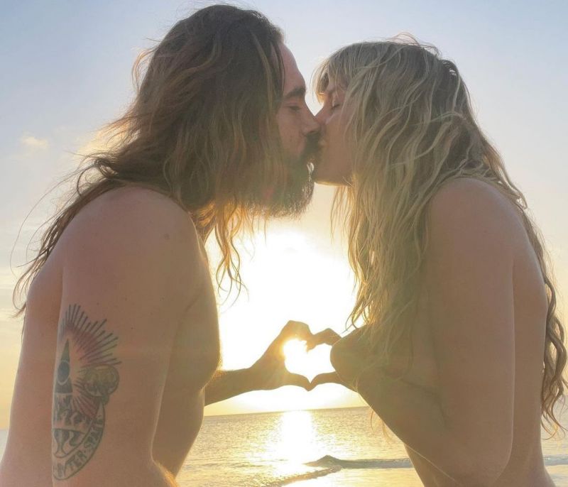Heidi Klum: Ποζάρει topless και ανταλλάσσει παθιασμένα φιλιά με τον σύζυγό της