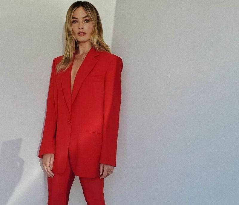 Working girl το καλοκαίρι; Φόρα το κολάν όπως η Margot Robbie (ναι, με μπλέιζερ!)