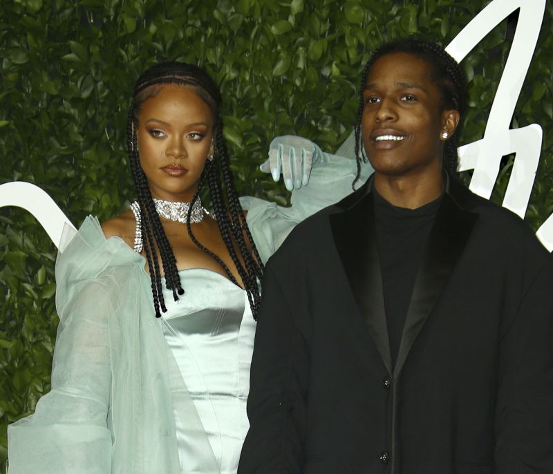 Rihanna: Βγήκε ραντεβού και έκρυψε το τατουάζ που είχε κάνει με τον πρώην της