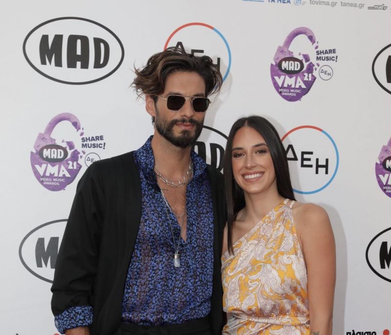 MAD VMA 2021: Η σύζυγος του Γιώργου Καράβα έκλεψε τις εντυπώσεις με το μίνι φόρεμά της (photos)
