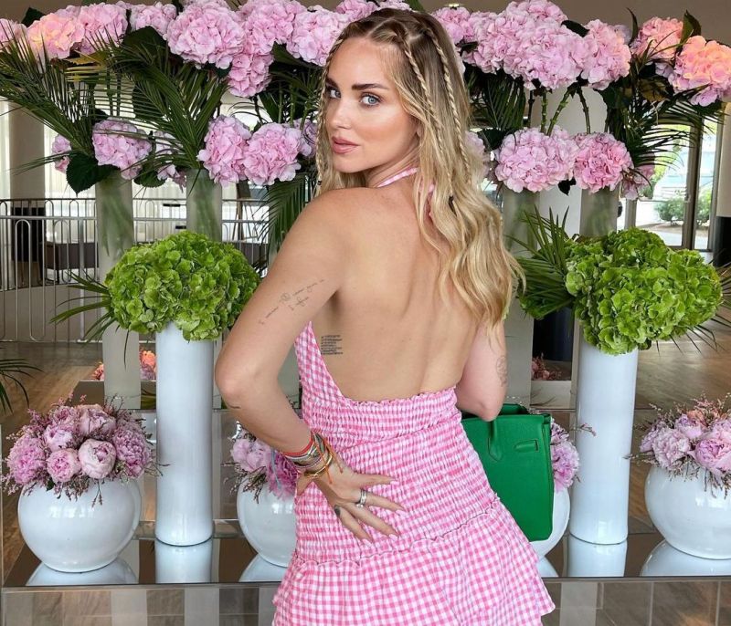 Style tips: Τι να κάνεις όταν σηκώνεται το φόρεμα ή η φούστα σου στο νησί