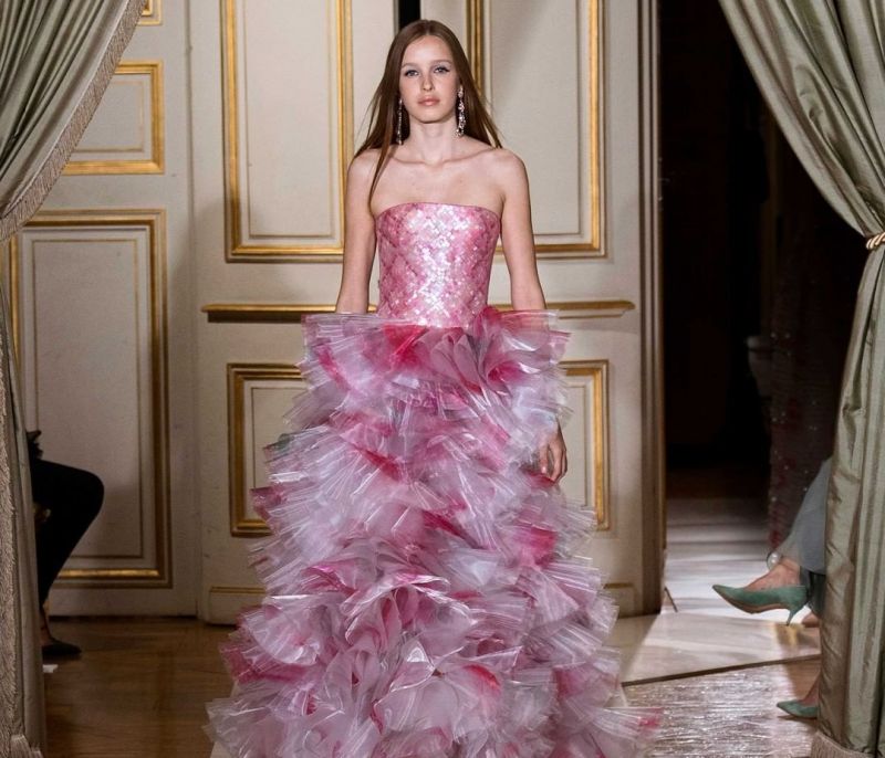 Giorgio Armani Haute Couture FW 21/22: Το ροζ χρώμα πρωταγωνιστεί στην εντυπωσιακή συλλογή