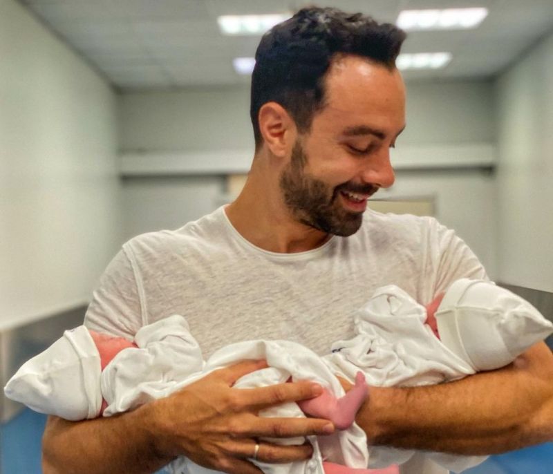 Ο Σάκης Τανιμανίδης μας δείχνει για πρώτη φορά το πρόσωπο της κόρης του (video)