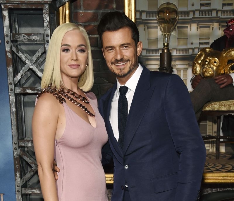 Τι άλλο θα δούμε! Η πρώην και η νυν του Orlando Bloom κάνουν μαζί yoga (video)