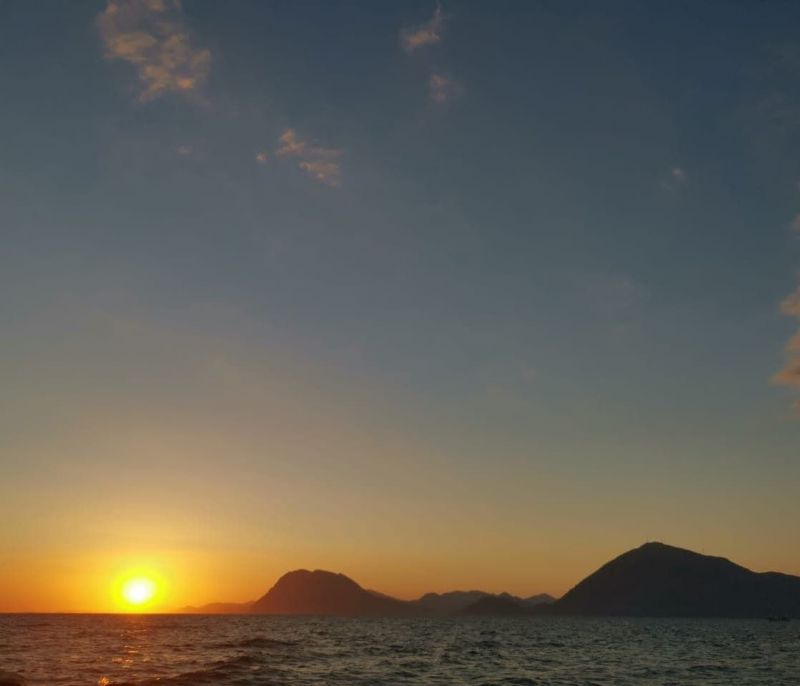 Νέα γυναίκα, μόνη... δεν ψάχνει (;!)