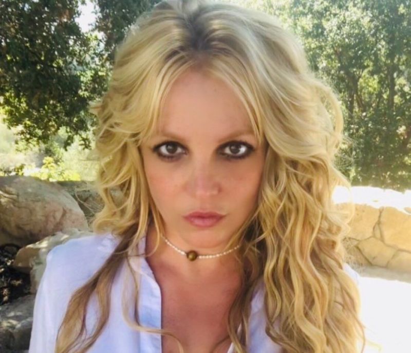 Η Britney Spears ποζάρει topless και οι fans τρελαίνονται