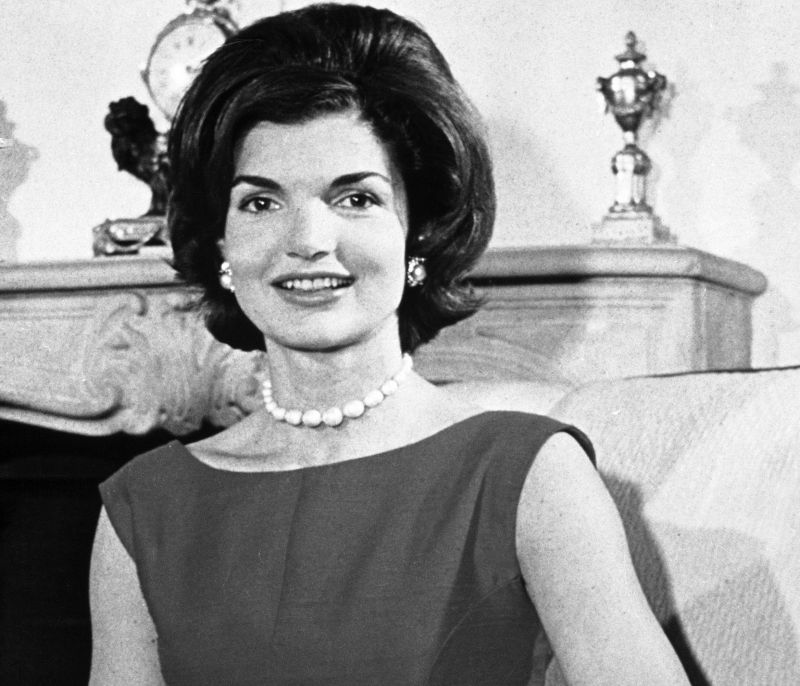 Jackie Kennedy: Η γυναίκα που έμαθε στη μαμά και στη γιαγιά μας πώς να συνδυάζουν τα αξεσουάρ