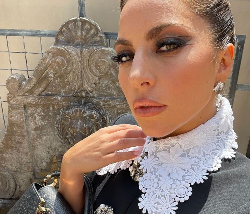 Η Lady Gaga έκανε την πιο ανατρεπτική εμφάνιση - Μοιάζει με royal