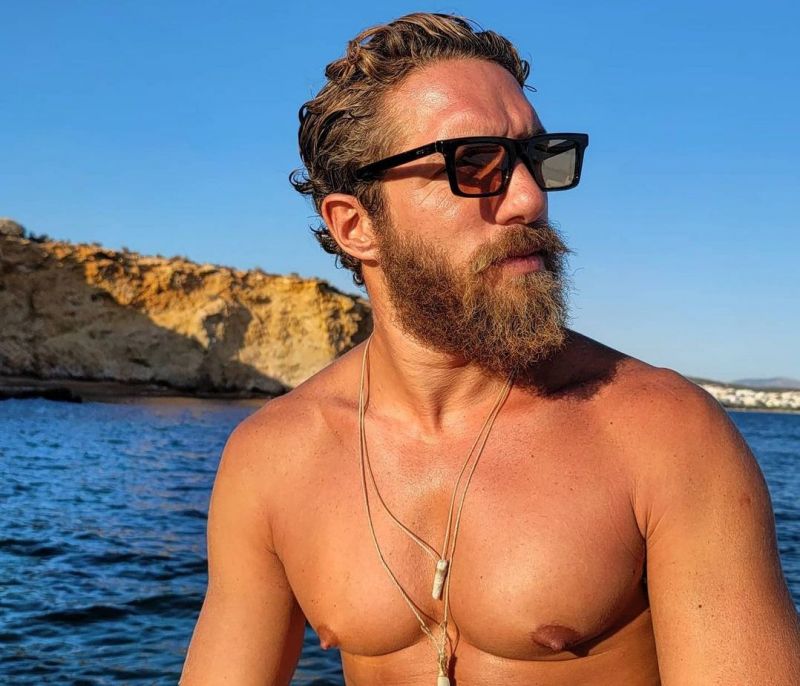 Γιώργος Κόρομι: Ο φιναλίστ του Survivor ποζάρει πρώτη φορά με τη σύντροφό του (vid)