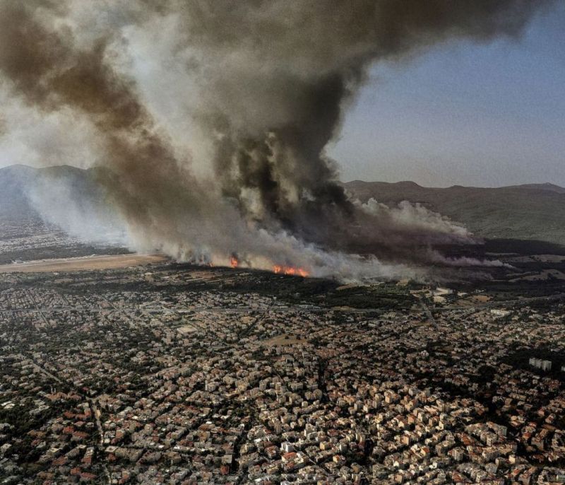 O Κοσμάς Κουμιανός που τράβηξε τη photo από τη φωτιά στη Βαρυμπόμπη μιλά: Μακάρι να μη γινόταν viral