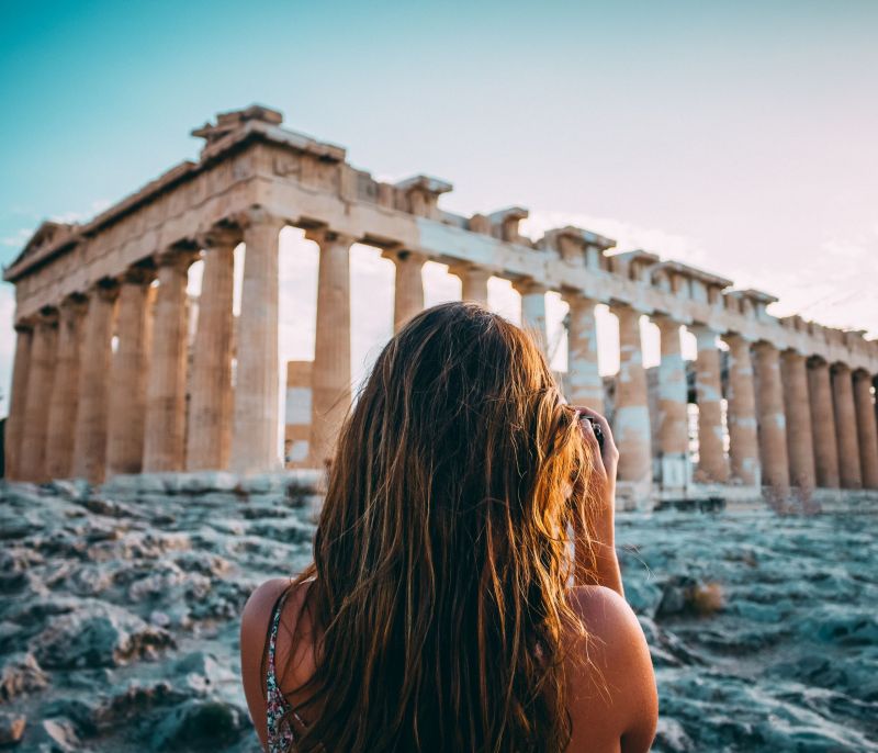 Μόνη στην Αθήνα και έχεις φρικάρει; Τι να κάνεις για να μην σε πάρει από κάτω