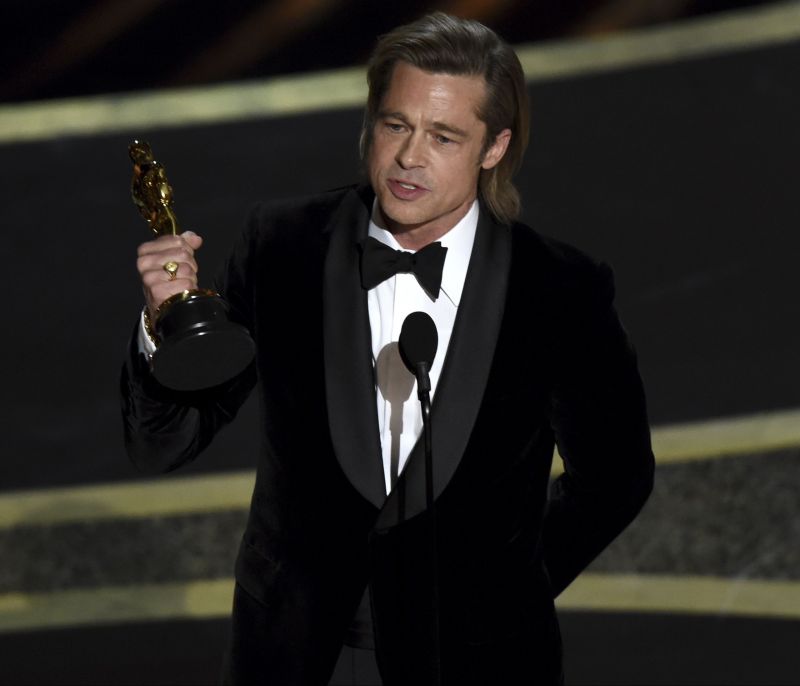Ο Brad Pitt άλλαξε! Πιο σέξι από ποτέ με το νέο του look (photos)