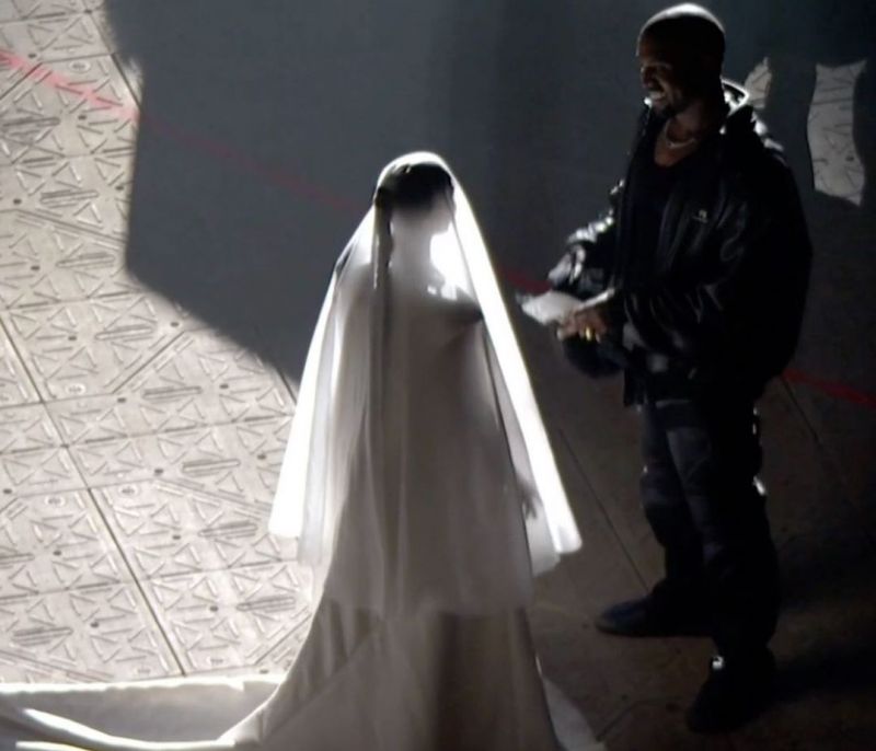 Η Kim Kardashian φοράει νυφικό και ο Ye (aka Kanye West) αυτοπυρπολείται on stage! (video)