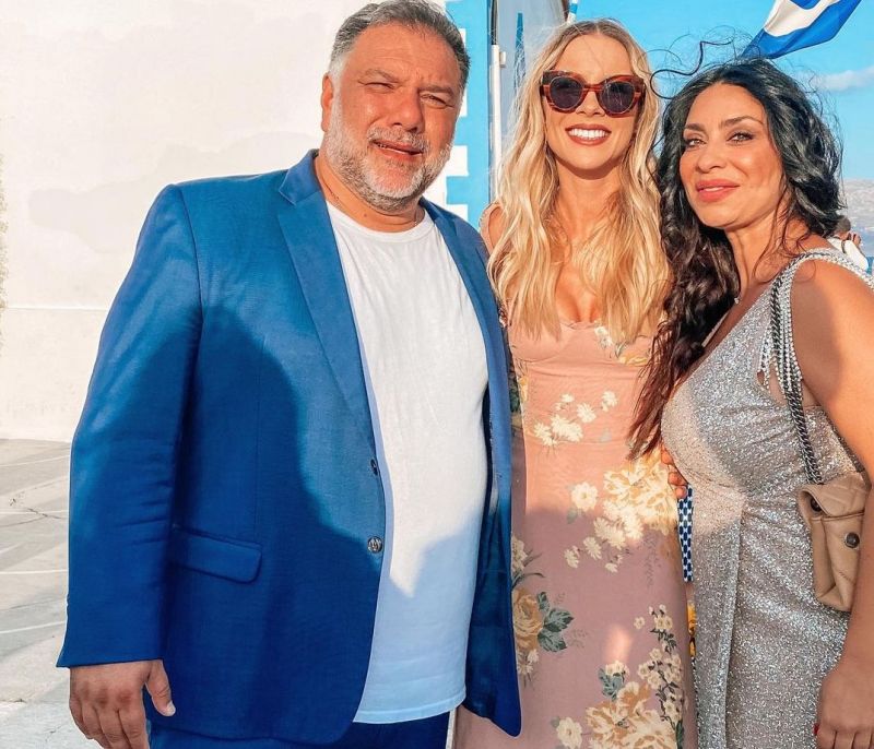 Ο Γρηγόρης Αρναούτογλου κουμπάρος με τη σύντροφό του στον γάμο του Παναγή Τζωρτζάτου