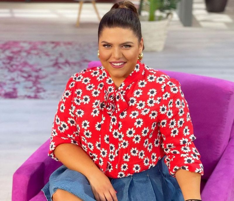 Copy the look: H τζιν φούστα της Δανάης Μπάρκα είναι ό,τι πιο hot αυτή τη σεζόν (photos)