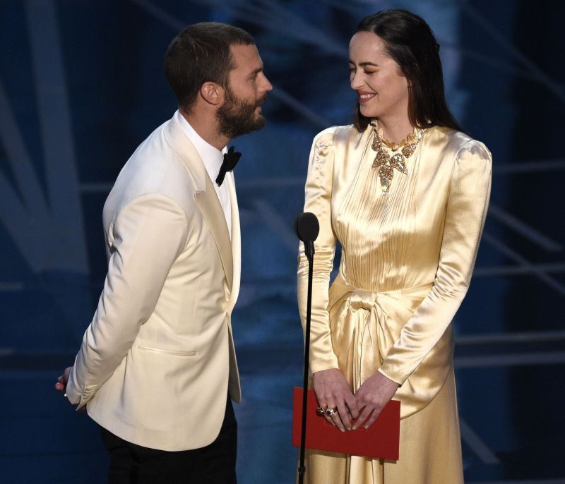 Dakota Johnson-Jamie Dornan: Reunion για τους stars του Fifty Shades μετά από 3μιση χρόνια (vid)